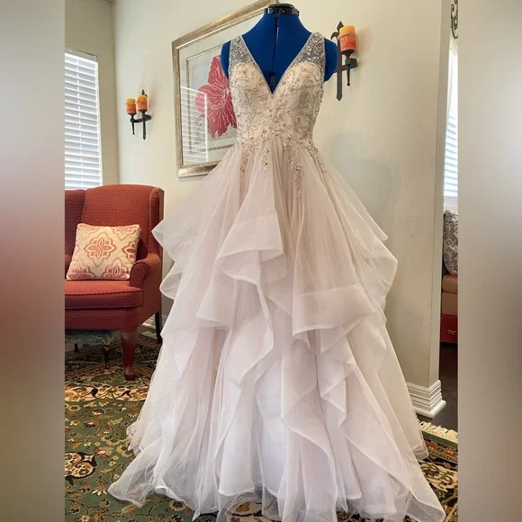 WEDDING DRESS - SOTTERO and  MIDGLEY - Size 8 - Picture 3 of 15